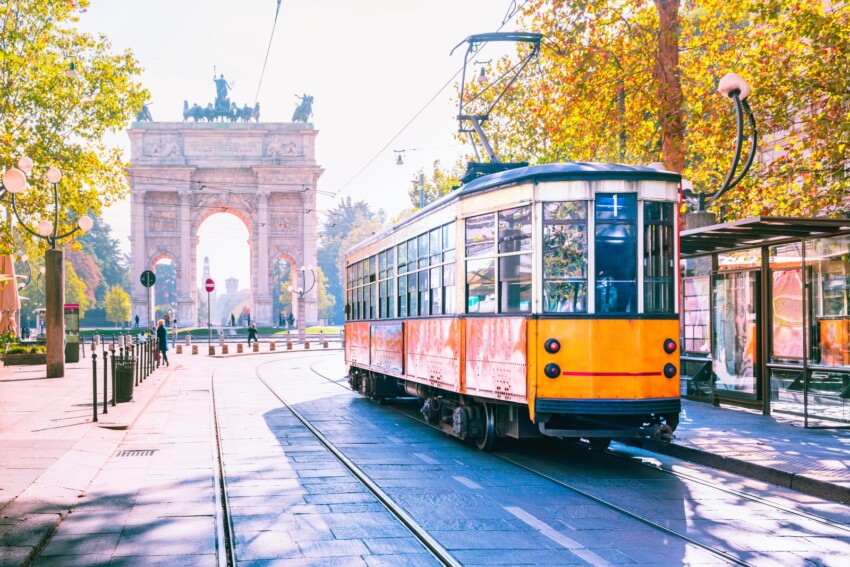 Uno tram storico in corso Sempione a Milano